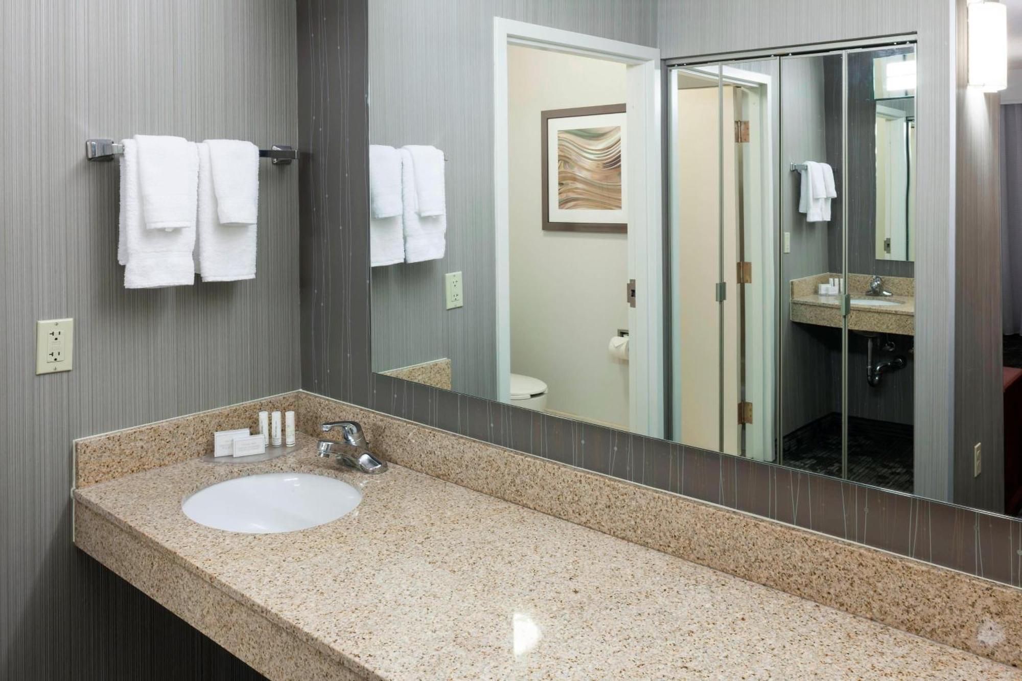 Courtyard By Marriott Wichita East Hotel Exterior photo