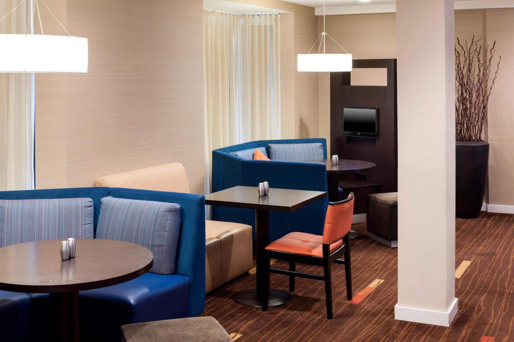 Courtyard By Marriott Wichita East Hotel Exterior photo