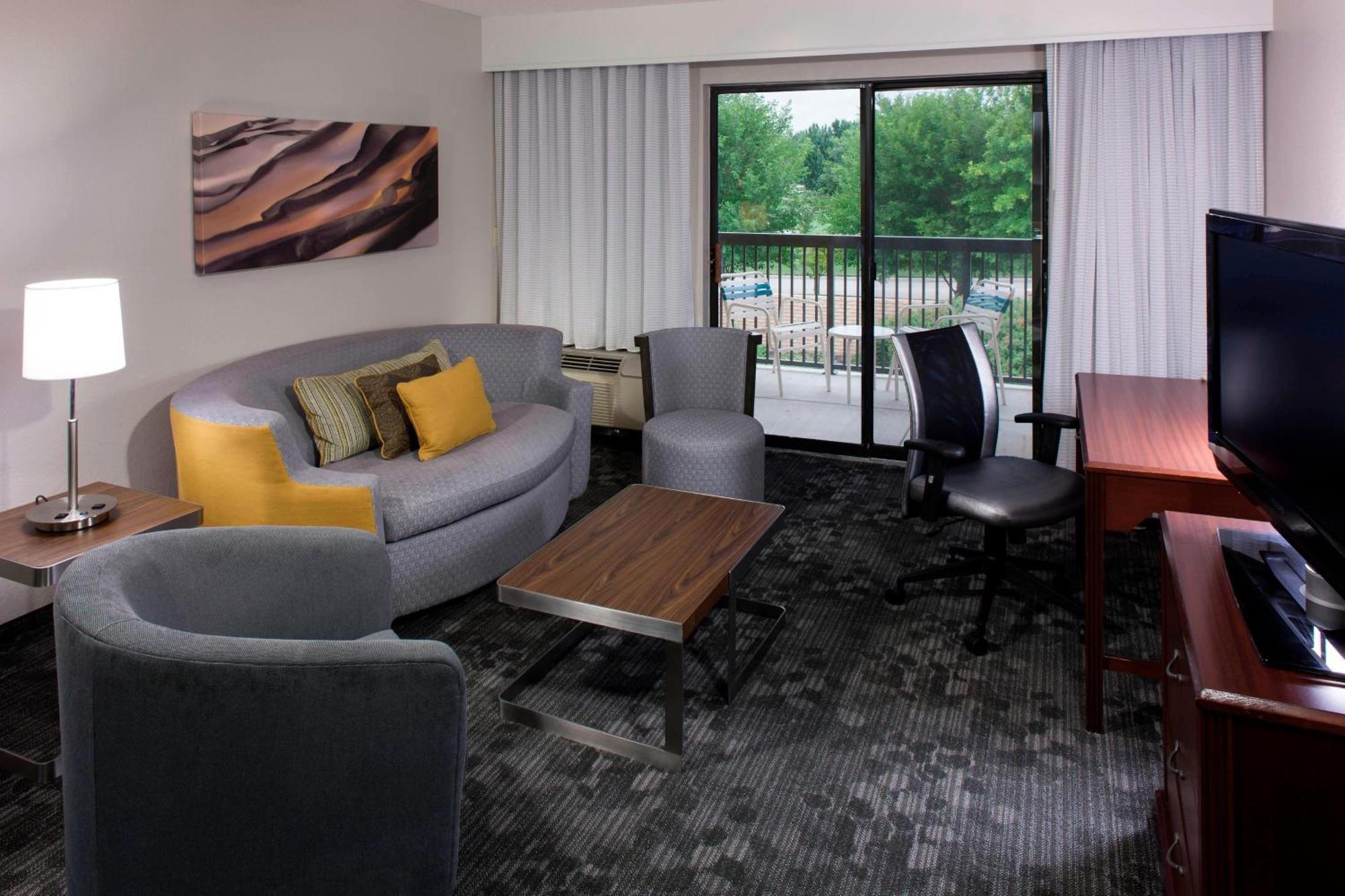 Courtyard By Marriott Wichita East Hotel Exterior photo