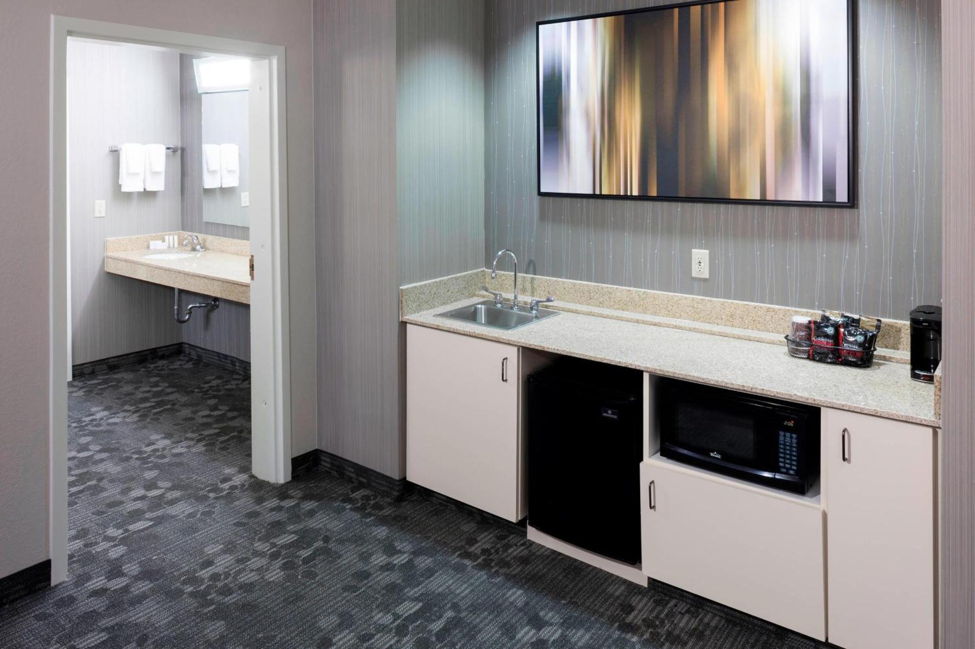 Courtyard By Marriott Wichita East Hotel Exterior photo